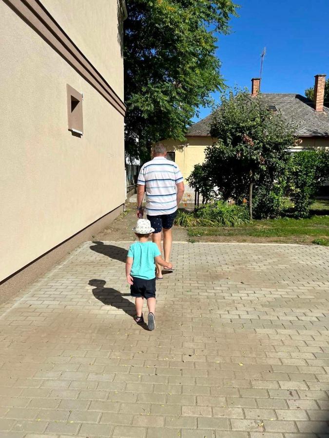 Zsuzsa Apartman Hajdúszoboszló Εξωτερικό φωτογραφία